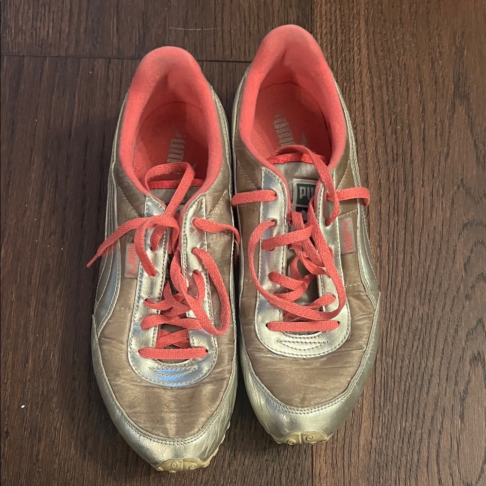 Puma Women's silver Metallic Sneakers with Pink laces, size 8